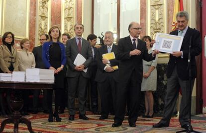 Cristóbal Montoro muestra al presidente del Congreso, Jesús Posada, el proyecto de los Presupuestos Generales del Estado 2012