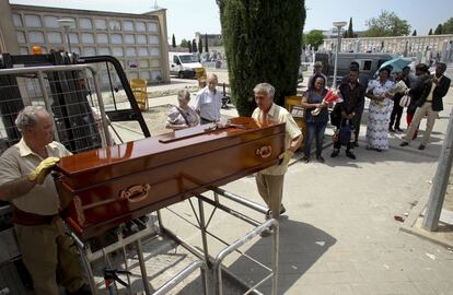 Samba llevaba semanas enferma cuando murió. Su madre no lo entiende. "No veo claro lo que pasó. Todo esta oscuro. ¿Por qué murió mi hija?", se pregunta entre sollozos.