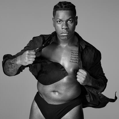 El actor británico John Boyega (32 años) se estaba preparando físicamente para un nuevo papel cuando recibió la propuesta de Pirelli. "Todavía tenía algo de peso y bulto encima", argumentó en Londres durante la presentación del calendario. "Como seres humanos, pasamos por diferentes etapas, comiendo y luego haciendo ejercicio. Y creo que si solo ves la belleza en un momento en que estás restringido, entonces eres feo a veces, y luego eres hermoso. Y eso no puede ser. Creo que deberías ver la belleza en el viaje, en el proceso", defendió.