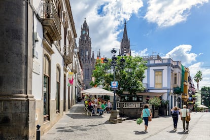 La calle Gourié de Arucas y, al fondo, la iglesia de San Juan Bautista.