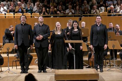 Los cinco solistas vocales de la 'Misa en Si menor' saludan al final del concierto.