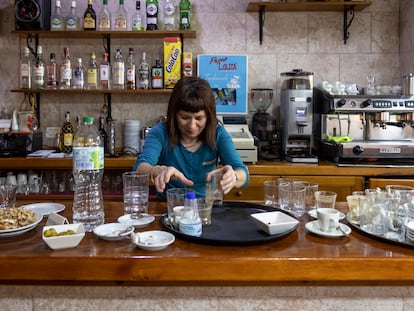 Una camarera en un bar de Valencia, en junio del año pasado.