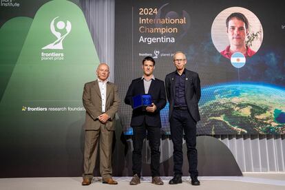 Jaureguiberry recibiendo su premio ‘International Champion’ de la mano de Jean-Claude Burgelman, Director del FPP, y el célebre científico Johan Rockström, presidente del jurado. 