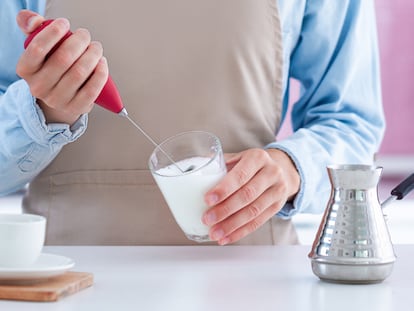 Espumador de leche práctico y portátil