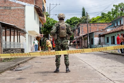 Soldados del Ejército de Colombia vigilan tras un ataque con granadas contra una comisaría en Potrerito, en el municipio de Jamundí, el 12 de mayo de 2024.