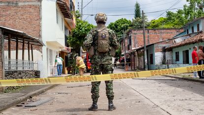 Soldados del Ejército de Colombia vigilan tras un ataque con granadas contra una comisaría en Potrerito, en el municipio de Jamundí, el 12 de mayo de 2024.