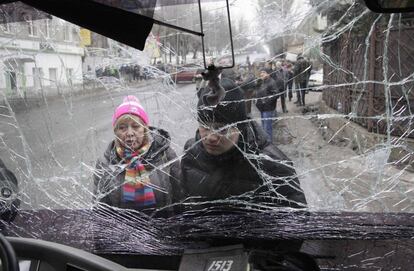 Un trolebús alcanzado por disparos de mortero en la ciudad de Donetsk, controlada por los rebeldes prorrusos, en el este de Ucrania.