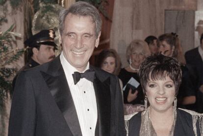 El actor Rock Hudson puso cara al sida en 1985. En la imagen, junto a Liza Minnelli, en los Globos de Oro de aquel año.