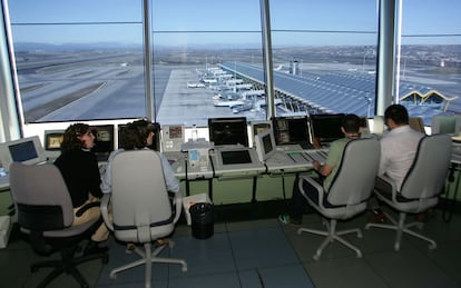 Controladores aéreos en la torre de control del aeropuerto de Barajas (Madrid).