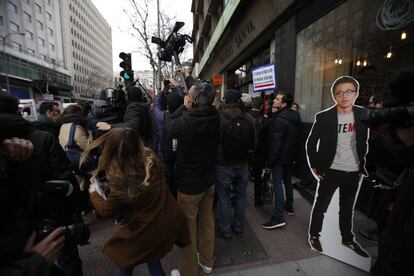 Imagen de Íñigo Errejón, a la derecha, mientras la prensa espera la llegada de los militantes de Podemos convocados al Consejo Ciudadano Estatal del partido en Madrid.