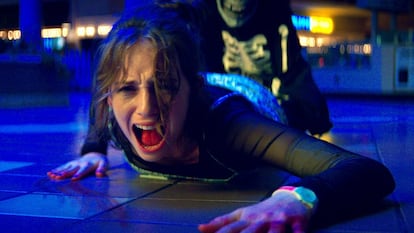 Su grito no le salvó: Maya Hawke, la primera víctima de 'Fear Street 1994'.