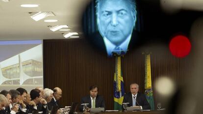 Temer em reunião com deputados. Nove ministros são investigados.