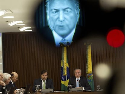 Temer em reunião com deputados. Nove ministros são investigados.