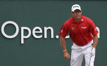 Lee Westwood observa la trayectoria de su bola desde el tee del uno.