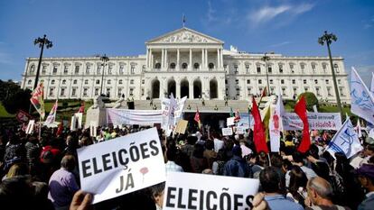 Thousands of people heeded the CGTP union's call to protest outside parliament on Friday.