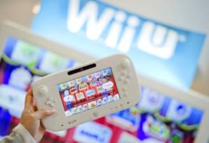 Un niño juega con el "Wii U Gamepad" el mando de la Wii U