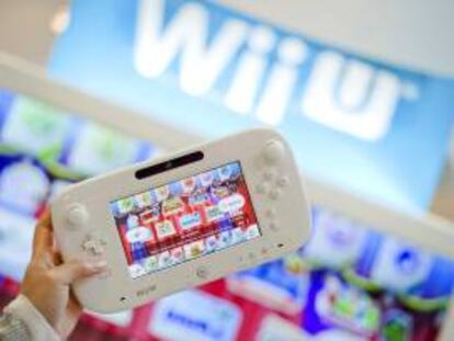 Un niño juega con el "Wii U Gamepad" el mando de la Wii U