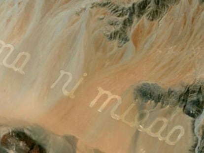 Geoglifo de Raúl Zurita escrito con excavadora en el desierto de Atacama.