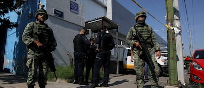 Mexican solldiers and federal police officers in Jalisco.