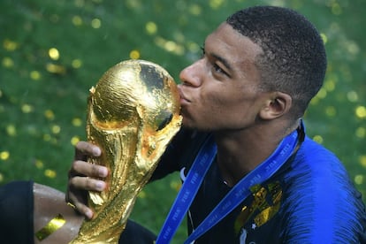 Kylian Mbappé besa el trofeo de la Copa del Mundo. 