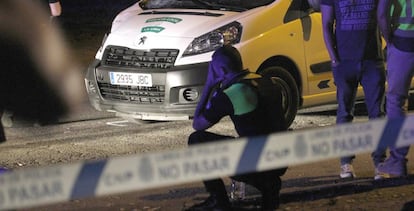 Un agente de polic&iacute;a, en la calle donde se ha producido el atropello.