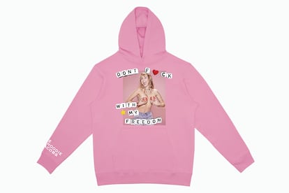 Así es su sudadera proaborto en colaboración con Miley Cyrus.