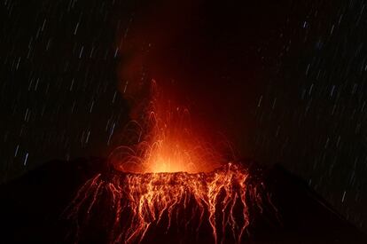 El volcán Tunguragua durante la erupción que registró en las últimas horas, en Cotaló (Ecuador).