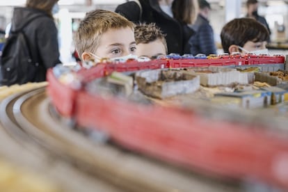 Un niño observa uno de los modelos de trenes en Expomodeltren.