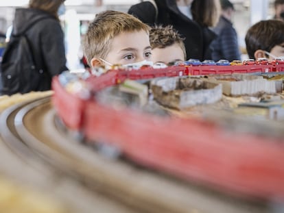 Un niño observa uno de los modelos de trenes en Expomodeltren.