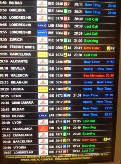 Imagen de un panel del aeropuerto que muestra los retrasos en los vuelos de Iberia