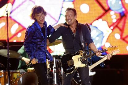 El artista estadounidense Bruce Springsteen junto al líder de la banda, Mick Jagger, ayer en Lisboa.