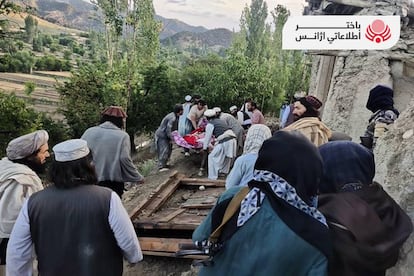 El viceministro de Desastres Naturales afgano, Sharafuddin Muslim, que ha informado del último balance de víctimas mortales, ha cifrado en al menos 600 las personas heridas por el seísmo. En la imagen, varias personas ayudan a los heridos en Gayan.