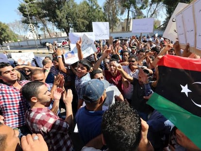 Protestas este domingo ante el Parlamento libio.