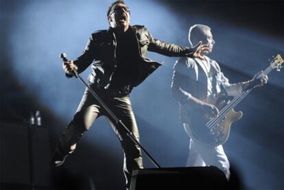 Bono, líder de la banda U2, fue pura energía durante las dos horas de concierto de la banda anoche en San Sebastián.