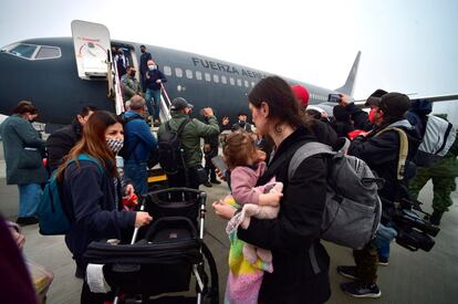 Ciudadanos mexicanos evacuados de Ucrania esperan para abordar un avión de la Fuerza Aérea de México, en el aeropuerto internacional Henri Coanda en Otopeni, Rumania. En el vuelo también viajaron 28 ucranios, además se evacuó a siete ecuatorianos, un peruano y un australiano.