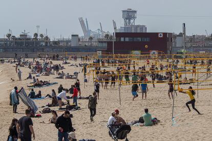 Aficionados al voley playa ocupan la mayoría del espacio en la playa del Bogatell de Barcelona, este sábado.