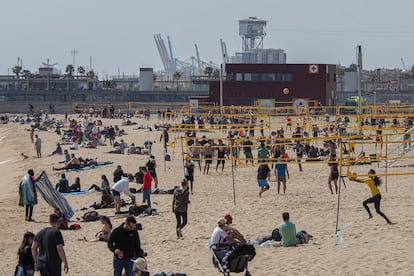 Aficionados al voley playa ocupan la mayoría del espacio en la playa del Bogatell de Barcelona, este sábado.