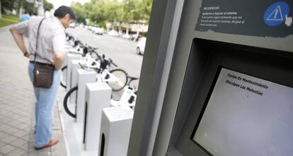 Un puesto inoperativo del sistema público de alquiler de bicicletas eléctricas.