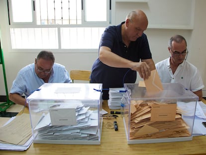 Una mesa electoral comienza a contar los votos, este domingo en Sevilla.
