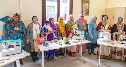 Un grupo de mujeres bangladesíes asisten a la inauguración del proyecto Yhaal Muri 2, este jueves, en el centro de Madrid.