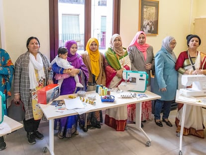 Un grupo de mujeres bangladesíes asisten a la inauguración del proyecto Yhaal Muri 2, este jueves, en el centro de Madrid.