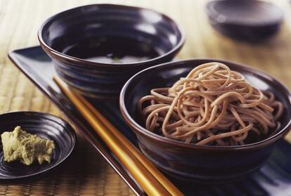 Zarusoba, fideos de trigo sarraceno fríos, acompañados de salsa y wasabi.