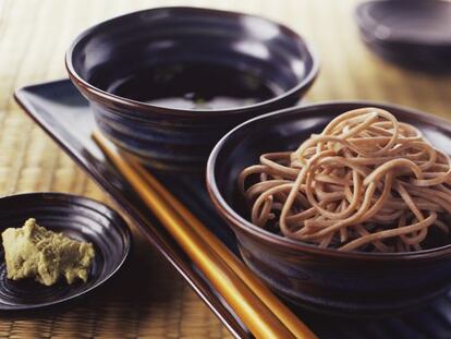 Zarusoba, fideos de trigo sarraceno fríos, acompañados de salsa y wasabi.