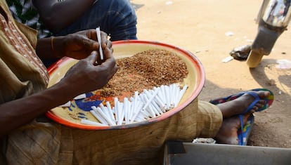 Muhammad, un vendedor nigeriano de cannabis, fotografiado en noviembre de 2019.