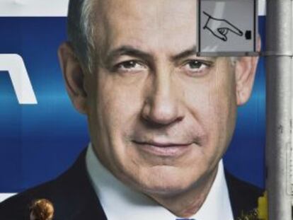 Un cartel electoral de Netanyahu, este lunes en Tel Aviv.