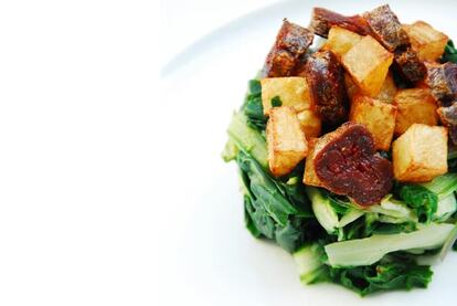 Acelgas con patatitas y chorizo. / AINHOA GOMÀ