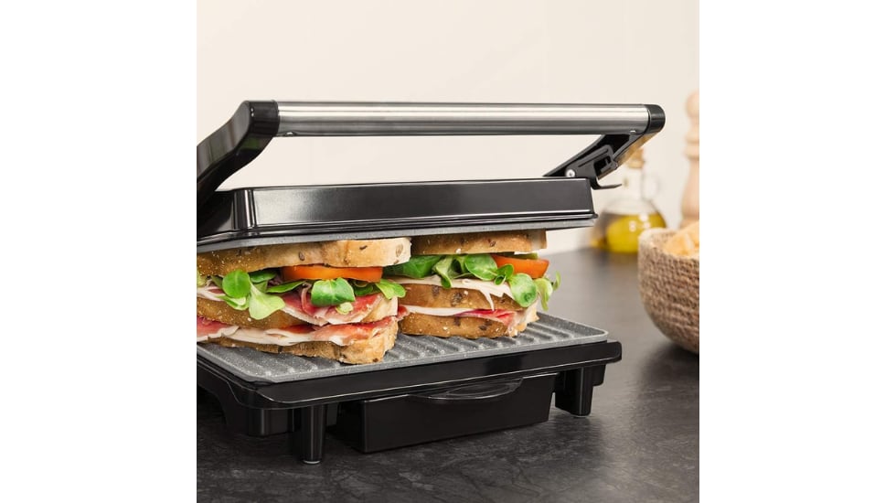 La parrilla eléctrica cuenta con un placa superior con altura ajustable.