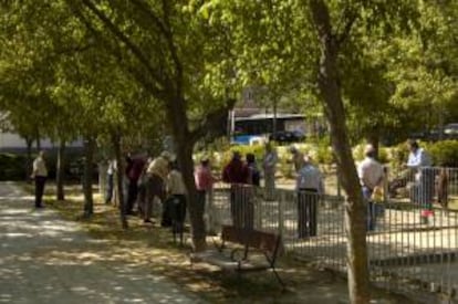 Un grupo de jubilados se reunen en un parque madrileño para jugar a la petanca. EFE/Archivo