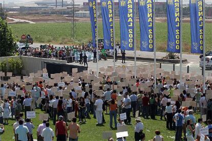 Concentración de los trabajadores de Arenal 2000. Al fondo los ecologistas.