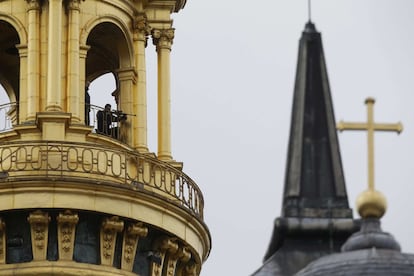 Francotiradores de la policía francesa aseguran la zona durante una ceremonia a la que asistia el presidente francés Francois Hollande, en el patio de el Hotel des Invalides en París.